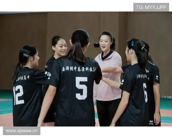 惠若琪在机场随手一拍，行李箱比我房租还贵